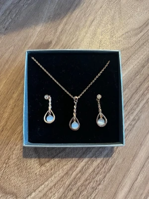 Smyckesset - Säljer då de inte kommer till användning.