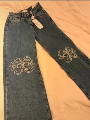 Blå jeans  - Säljer ett par blå raka jeans från Gina tricot i storlek 32