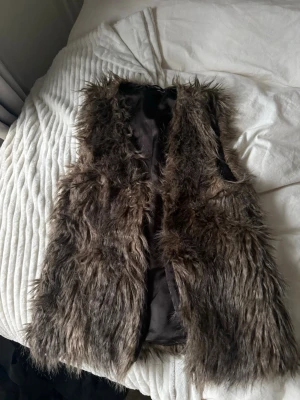 Pälsväst - En snygg pälsväst som är köpt second hand därav inget märke, köpt för 400 och använd två gånger 🩷