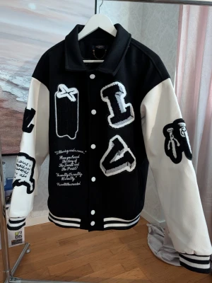 Iouis Vuitton varsity-jacka - Helt ny ( fast pris)