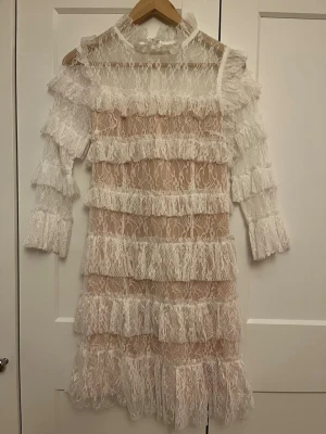 By Malina klänning  - Superfin vit By Malina klänning. Perfekt till studenten, mycket bra skick! 