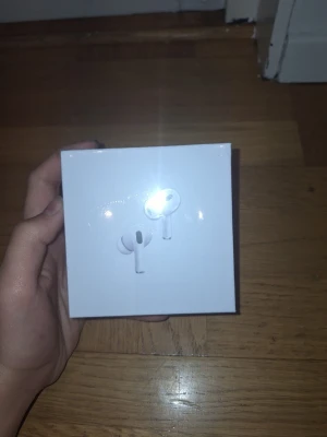 Apple AirPods Pro 2nd Gen MagSafe - Säljer ett par vita Apple AirPods Pro 2nd Generation med MagSafe-laddningsetui. Trådlösa in-ear hörlurar i stilren design, perfekt för musik, samtal och träning. Kommer i originalförpackning med snygg och kompakt form.