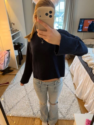 mörkblå stickad tröja  - jättefin stickad tröja,