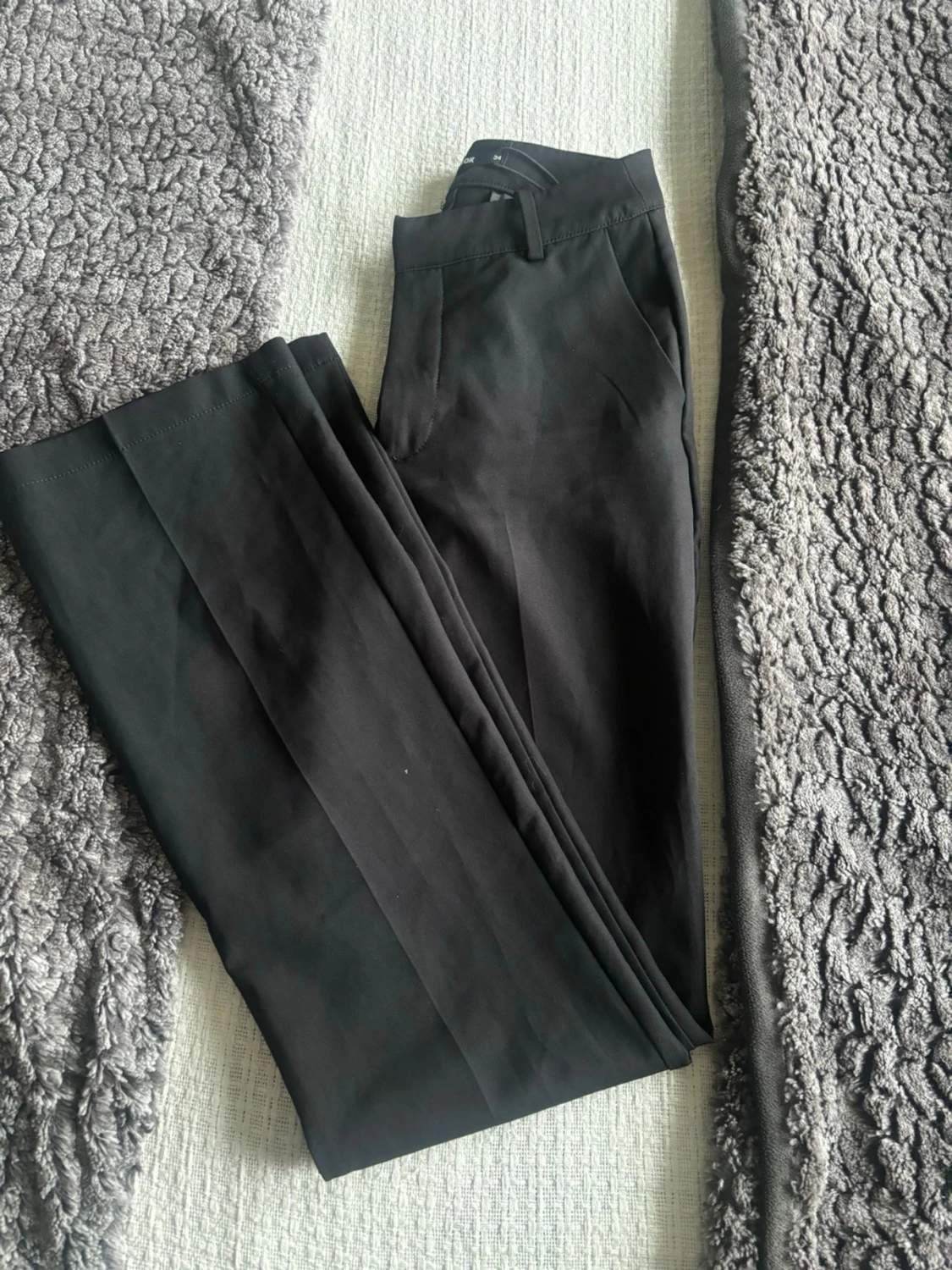 Svarta kostymbyxor från Bik Bok