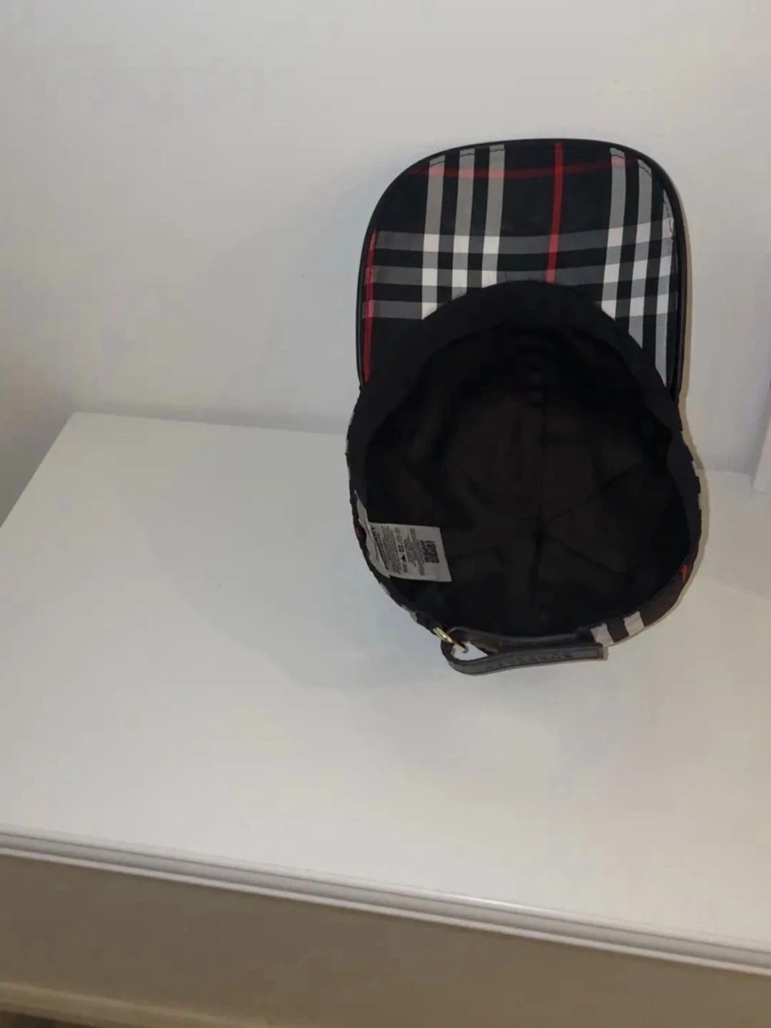 Rutig keps med svart, vitt och rött - 2