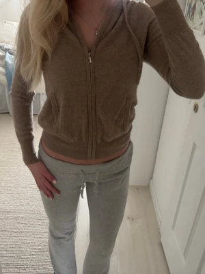 Beige softgoat hoodie  - Så fin softgoat hoodie i nyskick! Använd endast två gånger!! Den slutsålda färgen sand❤️Pris går alltid att diskutera👯👯👯