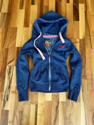 Superdry hoodie xs/s - Superdry hoodie i storlek xs/s, kom gärna med bud!