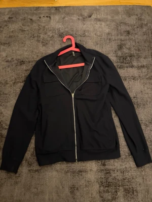 Overshirt herr - Riktigt fräsch overshirt köptes i sommras. topp skick som nytt. Sitter som en M-L OBS: tröjan är ej från Cubus men jag hittade ej märket.