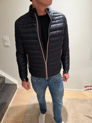 Svart dunjacka från Moncler - Snygg svart dunjacka från Moncler är i toppskick då den knappt är använd. Skriv gärna vid funderingar!