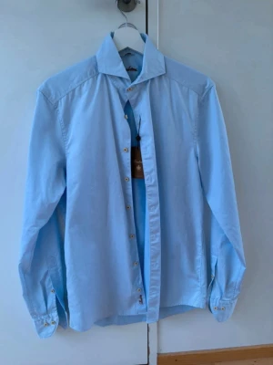 Ljusblå skjorta Stenströms - Klassisk ljusblå skjorta med lång ärm och knappar framtill 💕Skjortan har en stilren krage och är tillverkad i ett mjukt bomullstyg som känns skönt mot huden☺️Rökfritt och djurfritt hem!