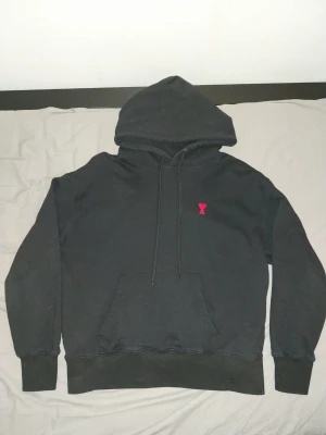 Ami Paris hoodie svart - Säljer min Svarta Ami Paris hoodie storlek M med den klassiska röda Ami broderingen på bröstet. Inga spår av använding