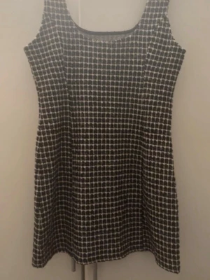 Rutig svartvit kort klänning - Säljer en kort klänning med rutigt mönster i svart och vitt. Klänningen har en rak passform och är ärmlös, perfekt för dig som gillar en stilren och klassisk look. Materialet känns lite tjockare och strukturerat. För fler bilder/information skriv gärna, priset kan justeras 🤗❤️