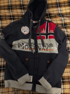 Geographical Norway hoodie - Riktigt fet hoodie i super skick, skulle säga att skicket är 9/10. Hoodien är knappt använd och därför i ett super skick. 