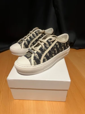Walk’n dior sneakers - Storlek 37. Kom gärna med frågor. Kvittot finns💕💕. Påse medföljer. Annars är allt på bilden som finns.