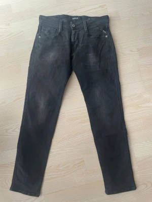 Svarta Replay jeans med smal passform - Snygga svarta Anbass jeans från Replay med smal passform W30/L30. Perfekta för dig som gillar en stilren och modern look. Går att diskutera pris!!!