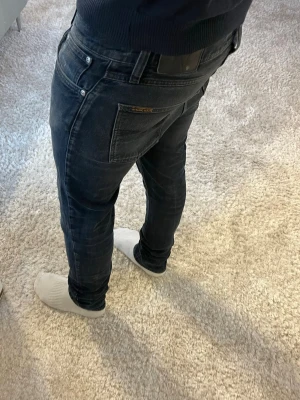 Nudie jeans - Nudie Jeans | Bra skick | Storlek 31/32 | Pris - 549kr | Modellen är ca 179cm lång | Hör av dig vid minsta fråga eller fundering!!