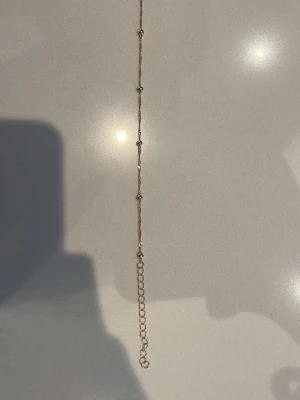 Tunt guldarmband med små pärlor 💛 - Pris 25 kronor 🩷 köparen står för frakten 🩷