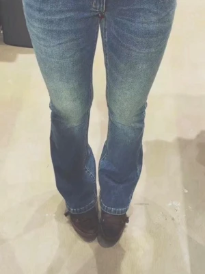 Blå bootcut jeans med låg midja - Säljer ett par klassiska blå bootcut jeans med låg midja och femficksmodell.  Jeansen är köpta från jeans bolaget för 1000 och endast använda en gång .Jeansen har en lätt tvättad look och utsvängda ben. Perfekta för dig som gillar retrostil och vill ha ett par snygga jeans i garderoben.
