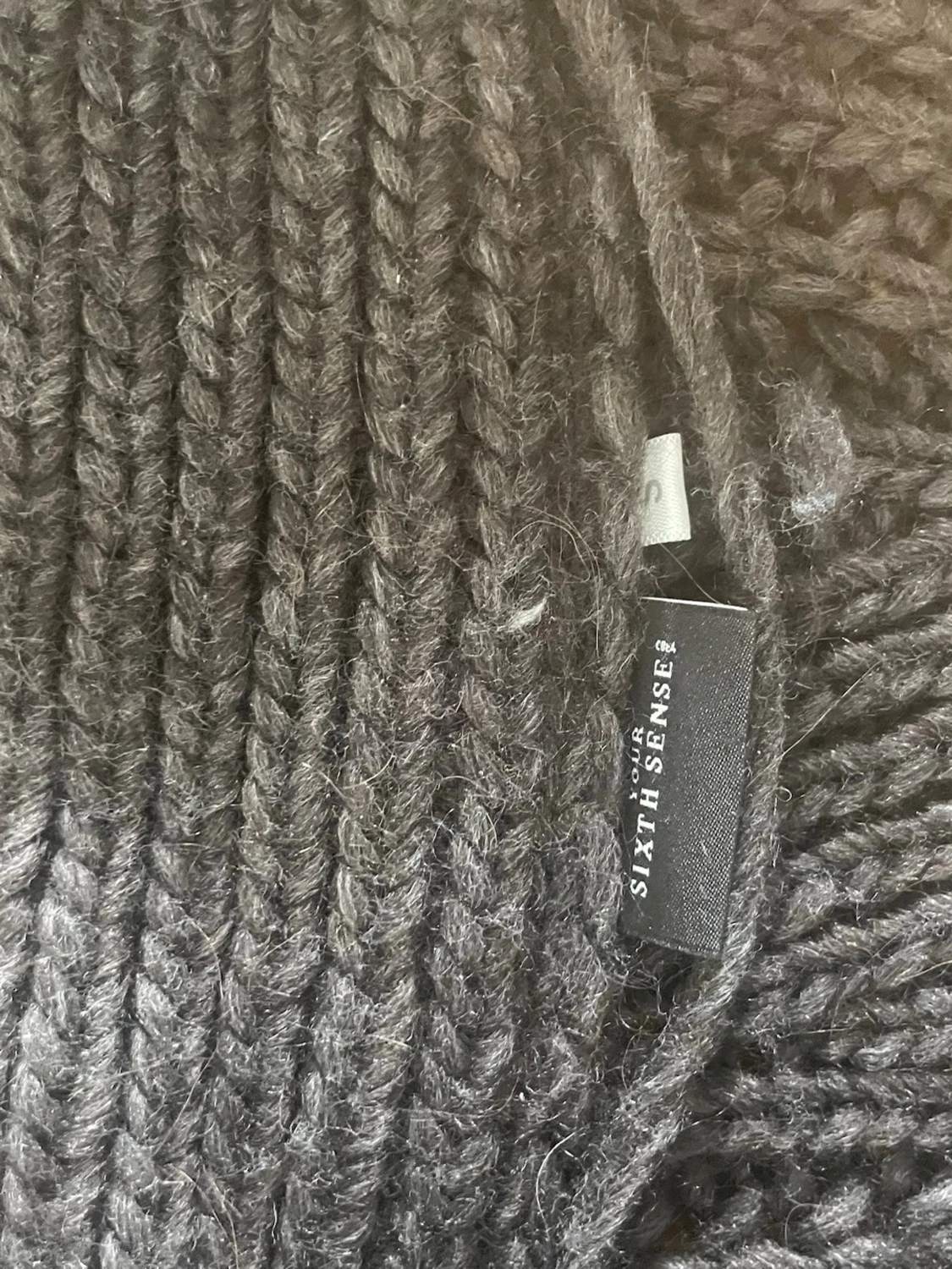 Mörkbrun stickad kofta med knappar - 2