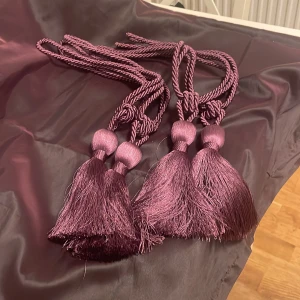 4-pack gardinlängd från IKEA med tofsomtag - 4-pack mörklila gardinlängd  med stora metallöglor för enkel upphängning. Tyget ljuddämpande. Perfekt för att ge ditt rum ett elegant och modernt utseende. Gardinen är lika fin på baksidan som på framsidan, 135x250 cm. 4-pack eleganta tofsomtag medföljer.