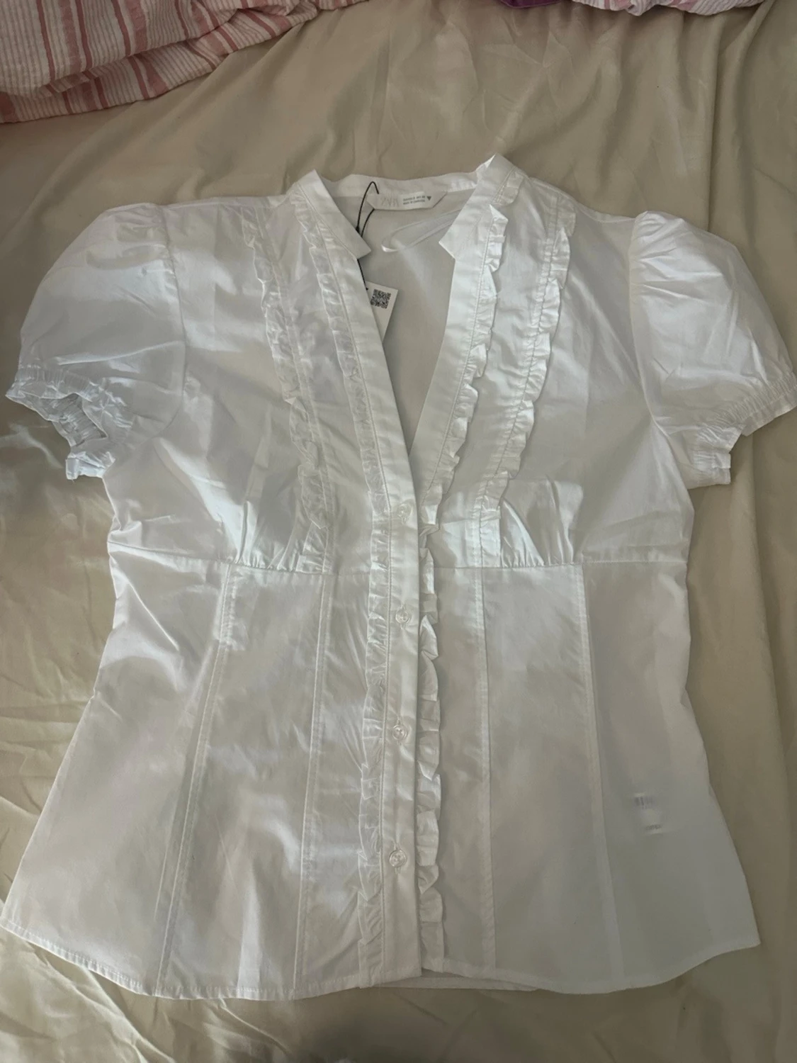 Vit blus med volangkant från Zara