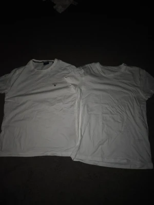 Vita t-shirts från Gant. En för 120kr, två för 220kr - Detta är två helt nya och oanvända t shirts från Gant. De är i perfekt skick och är stylebara med allt. Nypris kostar dessa 350kr styck men jag säljer de för 120kr styck, om du köper båda så får du de för 220kr ist för 240kr. Vid köp av en t-shirt kan du lägga ett prisförslag på 120kr och välja ut den du vill ha.