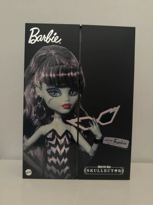  Monster High x Frankie Skullector - Säljer en Monster High Skullector-docka, oöppnad. Skickas i Mattels originalkartong. Om du har några frågor, skriv till mig💞Säljer också på Vinted: nettiinnaa