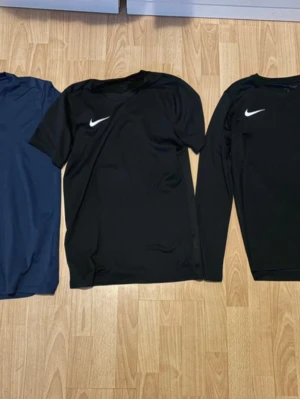 Nike DRI-fit tröjor, strl S - 3 st nike tröjor strl S, herr: Nike Dri-FIT t-shirt, navy & svart. Nike Dri-FIT långärmad tröja, svart.