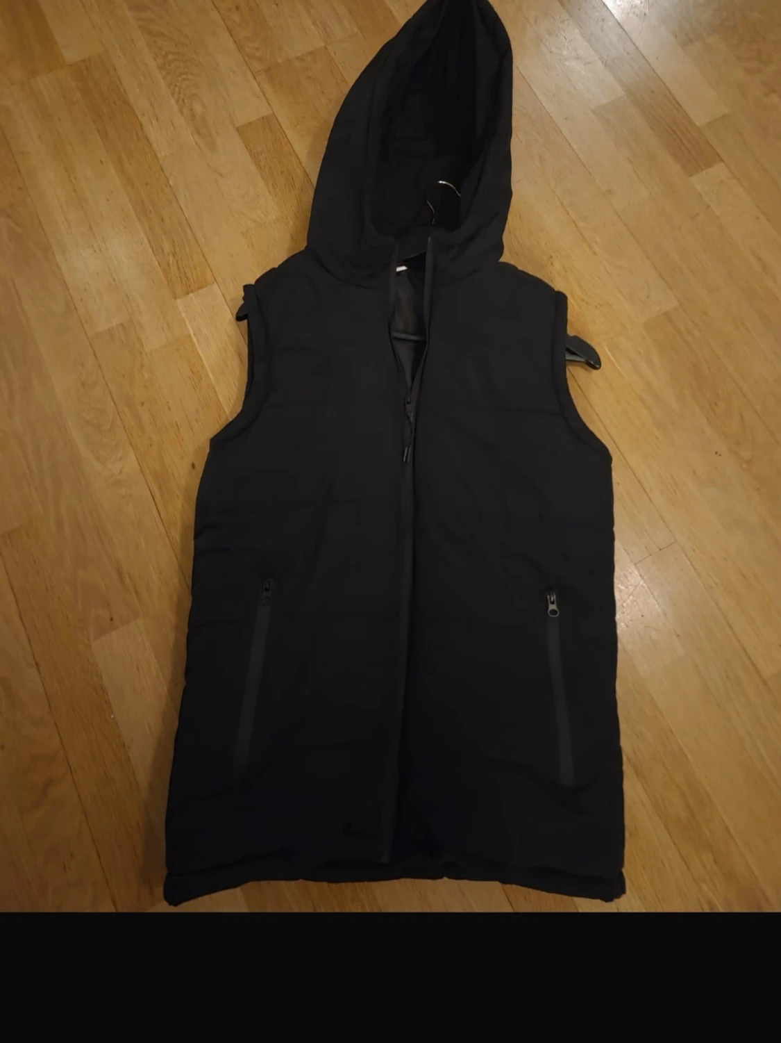 Svart dunväst med huva