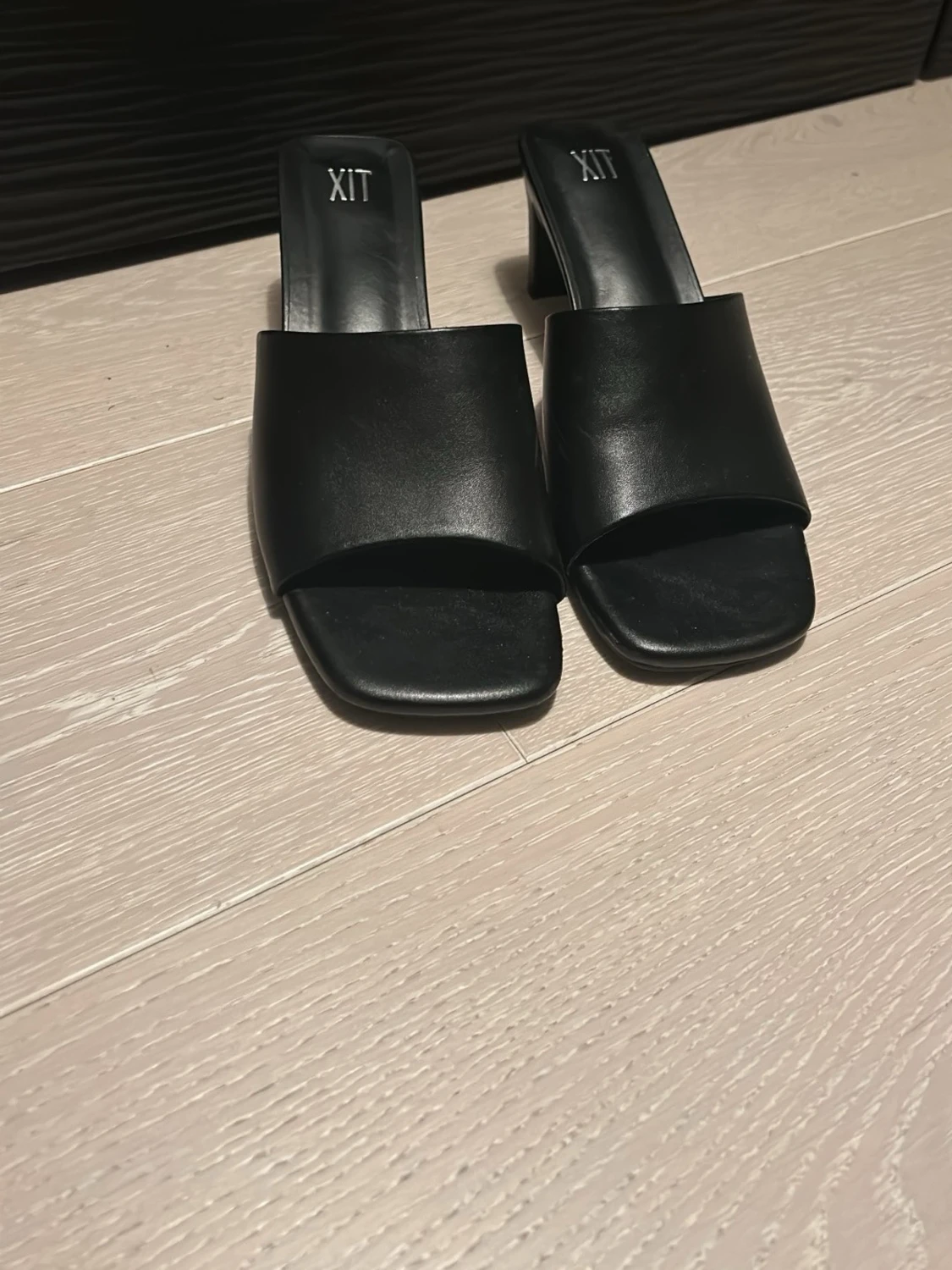 Svarta slip-in klackskor från XIT