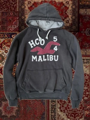 Hollister hoodie - Riktigt schysst Hollister hoodie i mycket gott skick! ✌️ Riktigt schysst passform och är storlek XL men sitter som en M, skriv vid fråga! 🙌 
