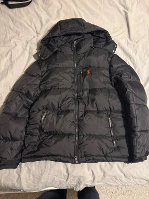 Ralph lauren jacka - Väldigt bra kvalitet och skick på jackan, pris kan diskuteras!