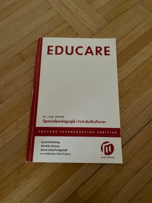 Specialpedagogik i två skol­kulturer - Boken 'Specialpedagogik i två skolkulturer' från serien EDUCARE vetenskapliga skrifter utforskar specialpedagogik i olika skolmiljöer. Omslaget är vitt med röda detaljer och text. Författare är Lena Holmberg, Annelis Jönsson och Anna-Lena Tvingstedt.