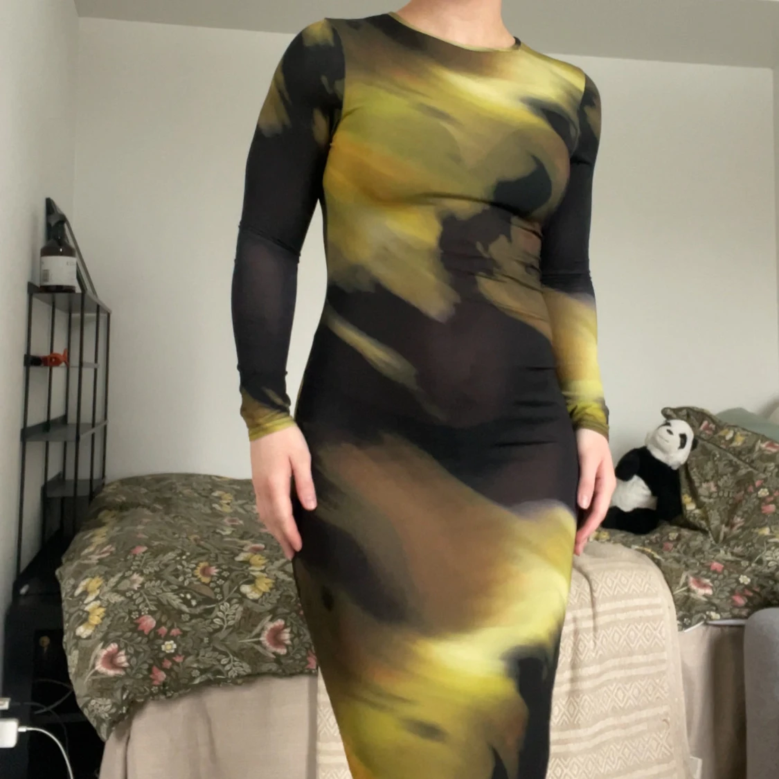 Långärmad mönstrad meshklänning med slits - 3