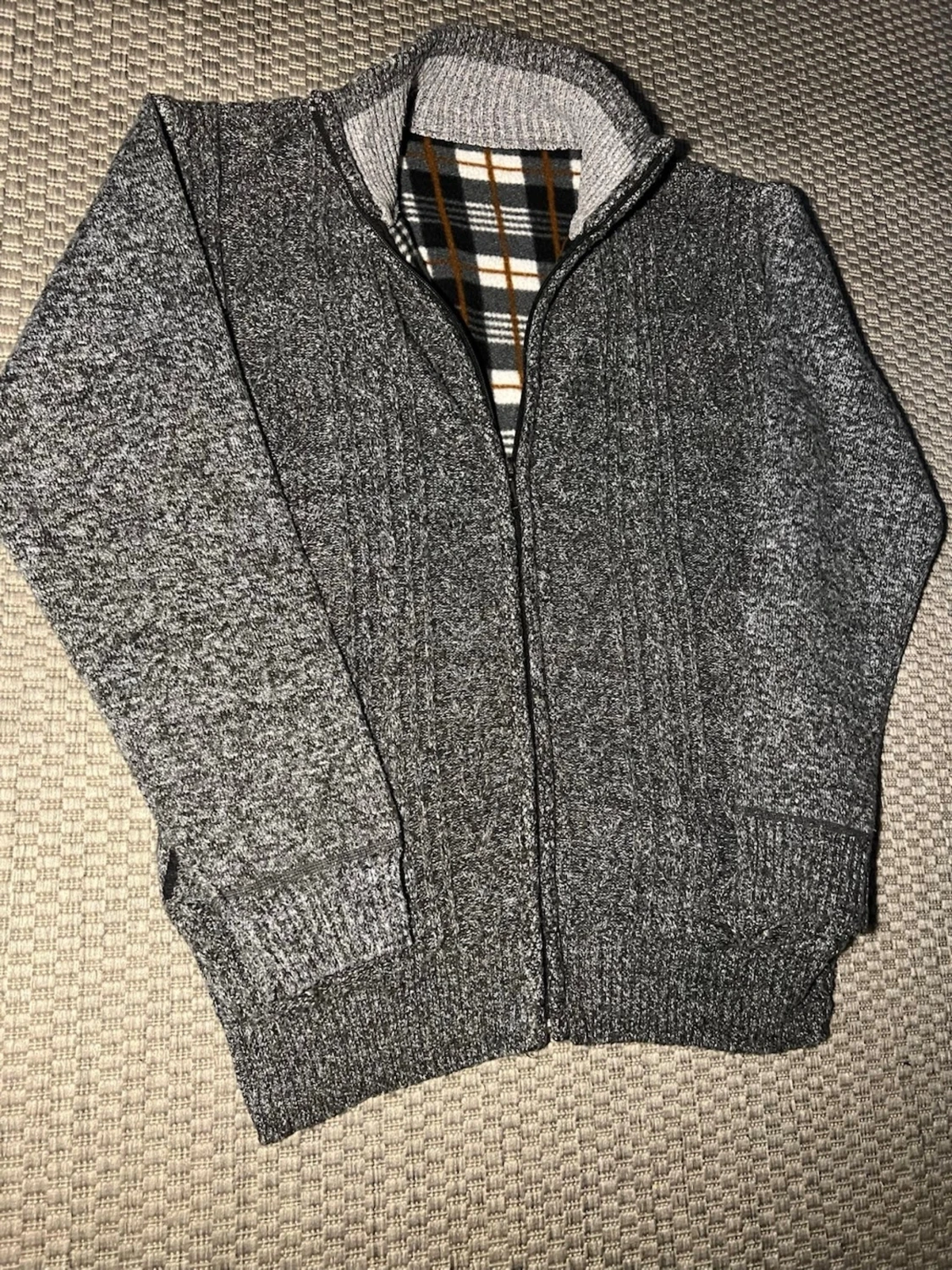 Grå ziptröja med rutigt foder
