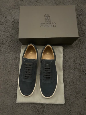 Brunello Cucinelli skor  - Endast använda 1 gång. Storlek 44. Kommer med box och dustbag. Färgen är grå/blå, Hör av dig vid funderingar! 
