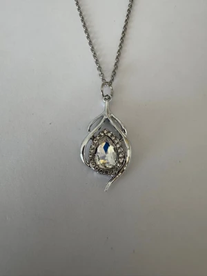 Halsband vattendroppe - Halsband som inte är i äkta silver/guld. Kedja är oftast 50cm men kan ibland komma i 45cm. Kedja är rostfritt stål, berlock oftast i zinklegering men kan även det i vissa fall vara rostfritt stål. Be gärna om mått på berlock om detta är viktigt då bilderna är missvisande när det gäller hur stora dom är! 🌹❤️  Allt är nytt.  Bud accepteras inte 🥰🌹