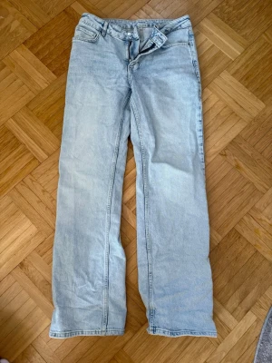 Ljusblå raka jeans i denim - Säljer ett par ljusblå jeans med rak passform. Har en fläck på baksidan. Kolla gärna in min plick🥰W:29 L:32