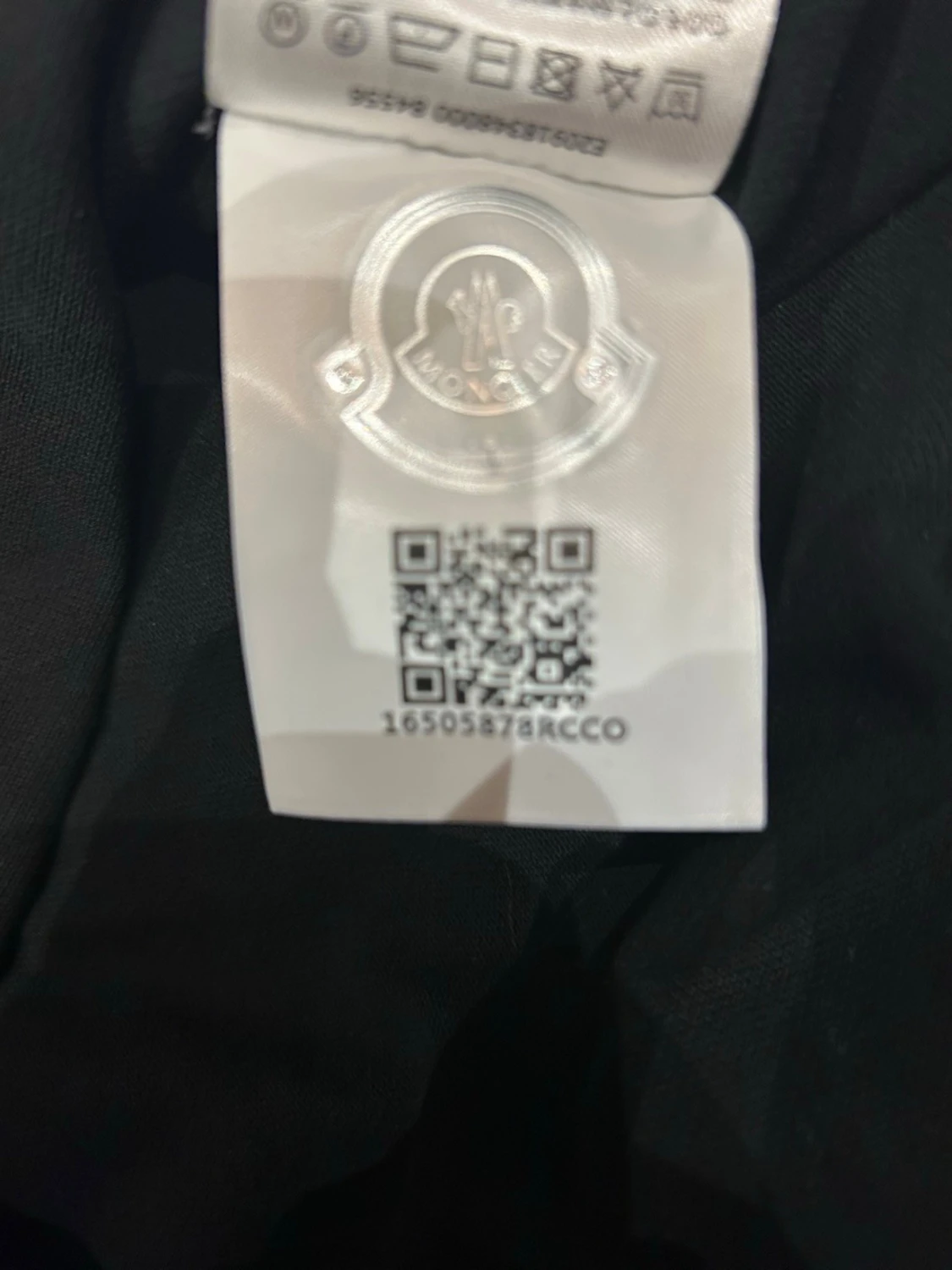 Riktigt snygg Svart pikétröja med rödvit kant - 4