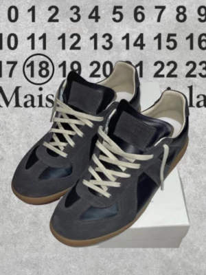 Maison Margiela-GATS - Stilrena Maison Margiela GATS. Storlek 44. Lite creasing men annars som nya. Skriv om du har funderingarnar!