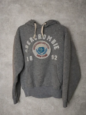Archive Abercrombie and fitch hoddie - Tja! Säljer denna väldigt snygga hoddien från Abercrombie and fitch. Toppen skick, passar 165-175 cm skulle jag säga. Pris kan absolut diskuteras!