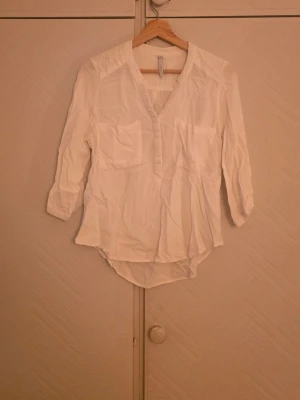 Vit skjorta/bluse - Fickor framtill även knappar på bröstet och slutet av ärmen. Från Vero Moda