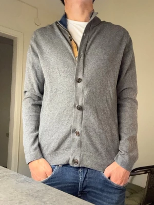 Massimo dutti tröja  - Säljer en riktigt snygg Massimo dutti tröja skick 9/10 storlek-passform S-M, hör av dig om du har några frågor eller funderingar! Pris kan diskuteras vid snabbt köp!🤝🙌