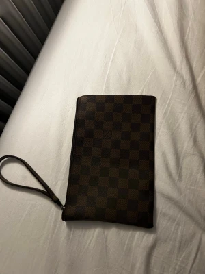  brun kuvertväska - Säljer en klassisk brun kuvertväska 