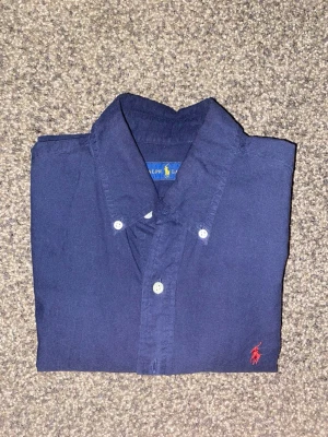 Mörkblå Ralph Lauren skjorta - Ralph Lauren skjorta storlek S. Inga defekter, använt ett fåtal gånger.