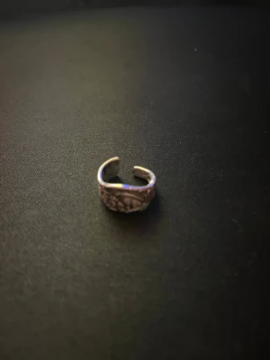 Justerbar silverfärgad ring med mönster - Unik silverfärgad ring med öppningsbar design och detaljerat blommönster, ringen har en skön vintagekänsla. Materialet är nysilver, storleken är 17 i diameter. Den är hemmagjord, har även polerat den. Finns även i storlek 20. Priset går att diskutera 🤗