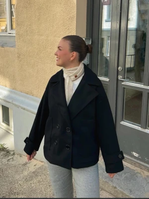 Design by si Kappa svart M/L - Design by si- kappa, svart. Perfekt för våren, snygg passform som passar till alla typer av byxor.