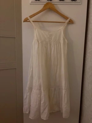 Vit sommarklänning med broderi - Superfin sommarklänning, perfekt till midsommar eller andra sommar fester💕 storlek 164 som motsvarar ungefär Xs
