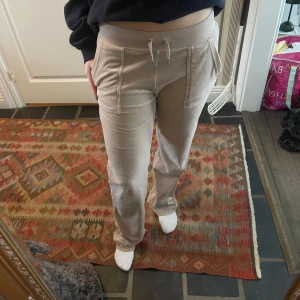 Juicy couture mjukisbyxor med fickor - Säljer mina juicy couture mjukisbyxor i storlek S. Använda men fortfarande i fint skick!
