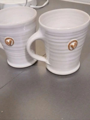 Två vita keramikmuggar med hjärta - Två kaffemuggar som är ölandsmuggar i fint skick